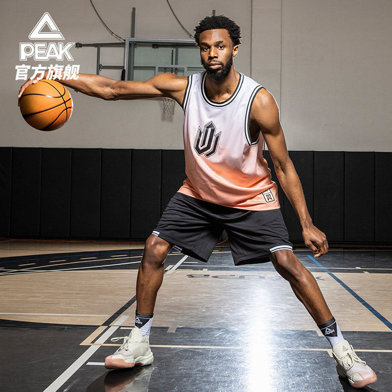 欧文快攻压哨上篮，全场沸腾